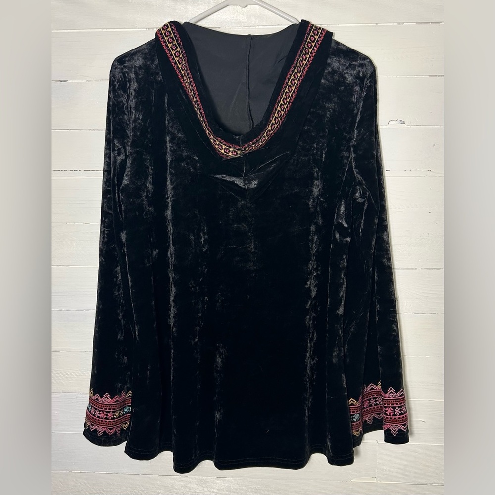 Andree by Unit velvety tunic with embroidered flowers, black, women’s small. - Picture 3 of 7